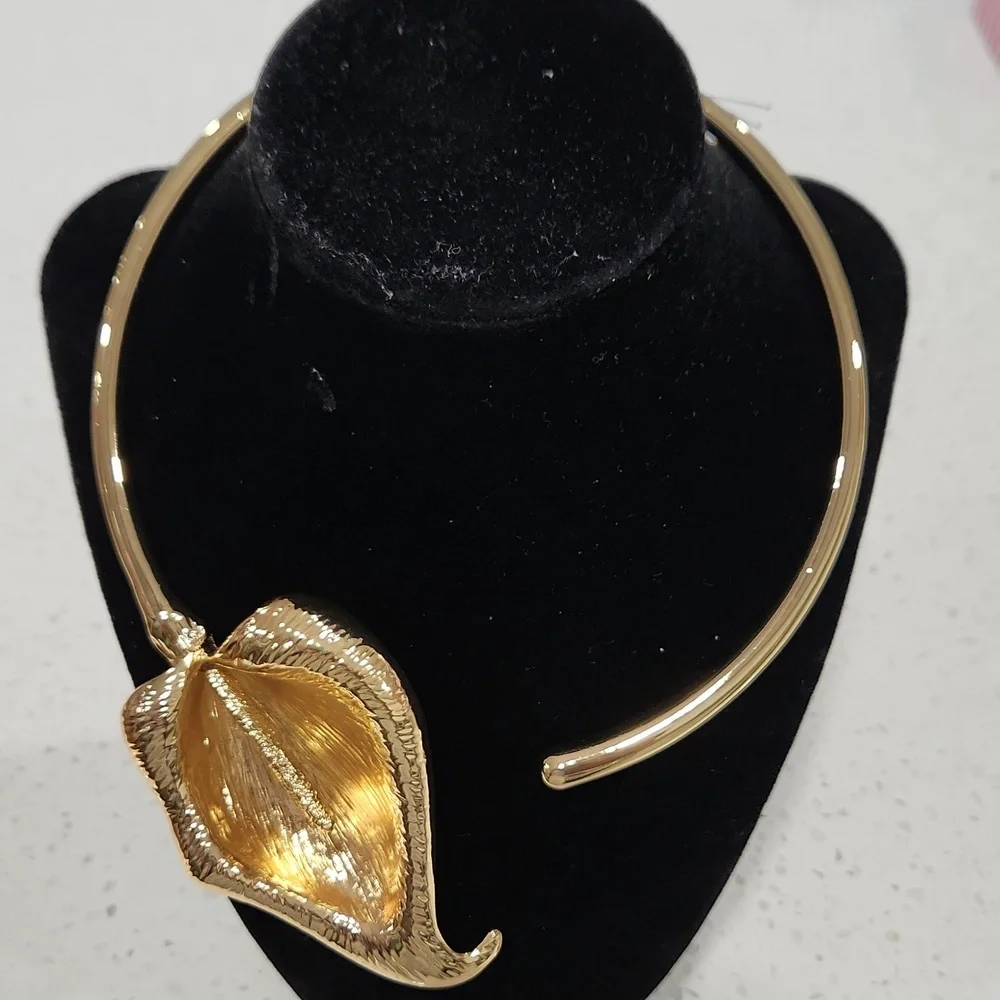 💛▪️Camila Coelho▪️ Gold Tone Calla Lily Statement Choker Floral Necklace